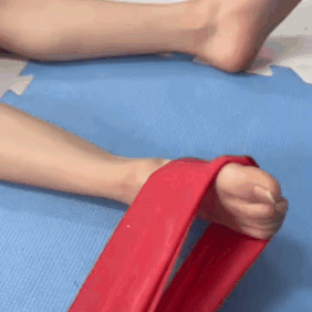 扶墙踮脚站,向前外侧缘用力踮脚(每次5-10分钟),可以玩踮脚走路游戏