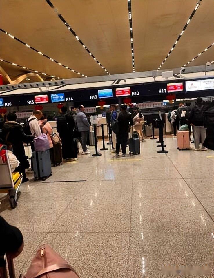 后来在柬埔寨的亲属拿出正式工作的证明,出入境警察才给2人