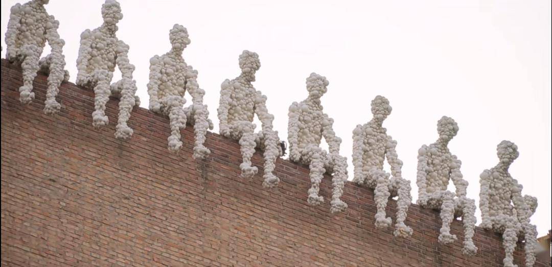 辅助我们完成地点间转移,效率至上,但剥夺双脚接触路面的机会