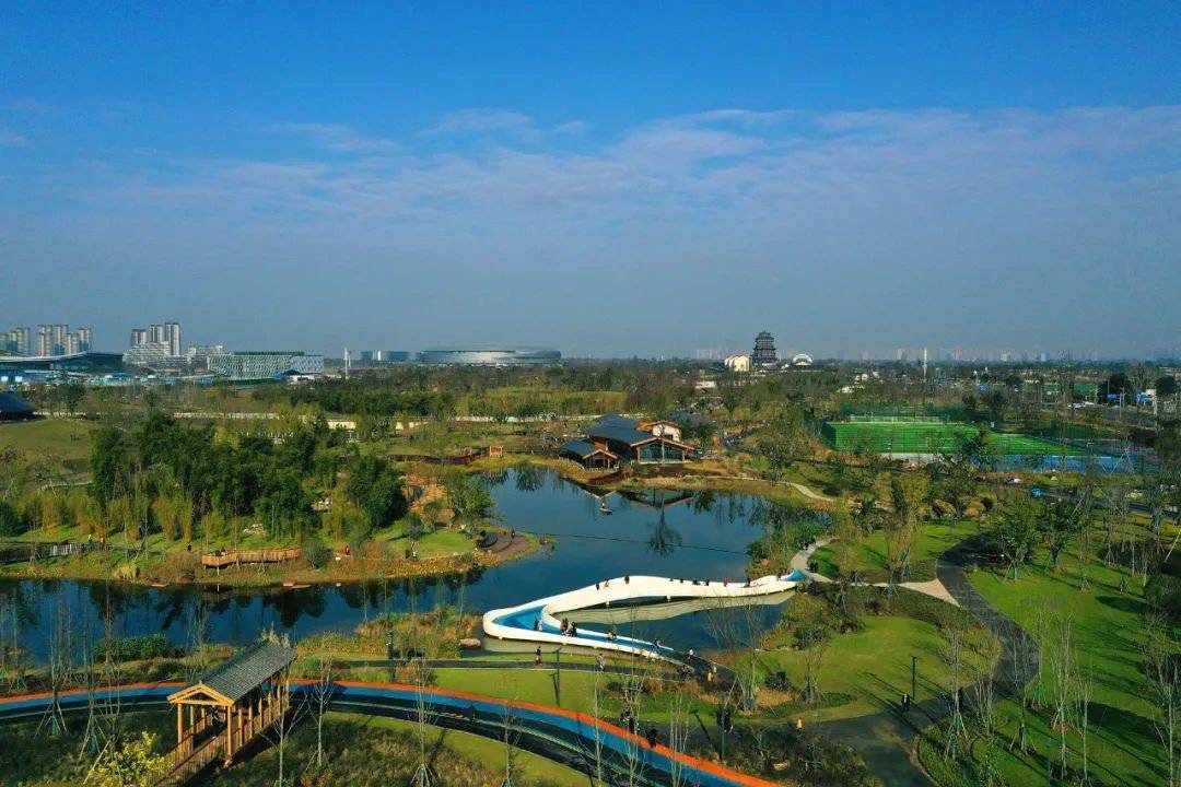 可以穿过开放的公园,寻找一处阴凉;午休时,在单位附近的公园长椅上