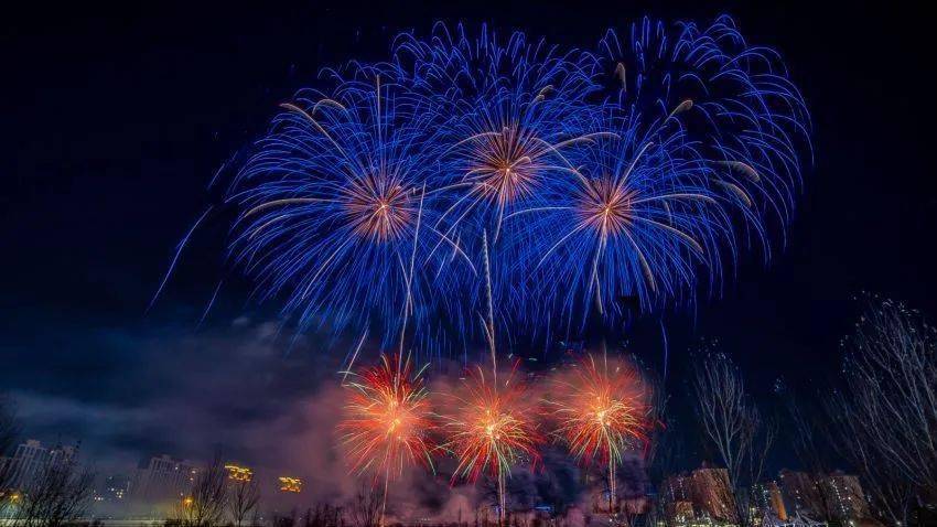 今夜,2024龙年惠民烟花秀演在伊敏河畔上演
