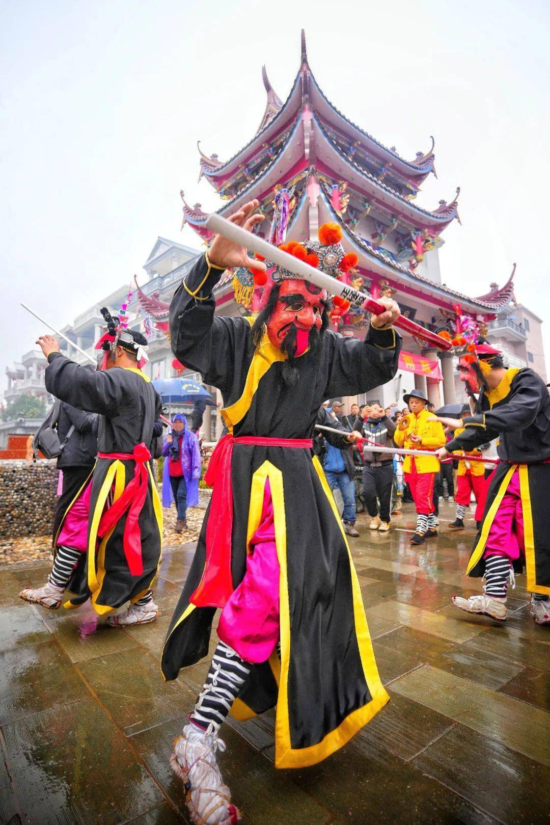 祈求一方平安,五谷丰登东进村民,通过皂隶舞表演气势威赫,撼人心魄