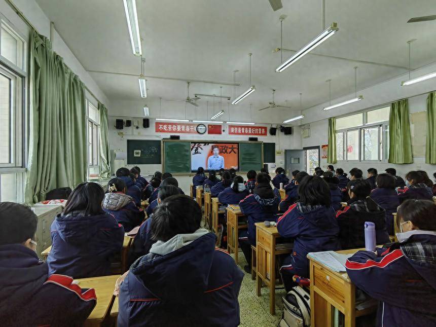 受访者供图武汉中学学生集体观看思政大课.