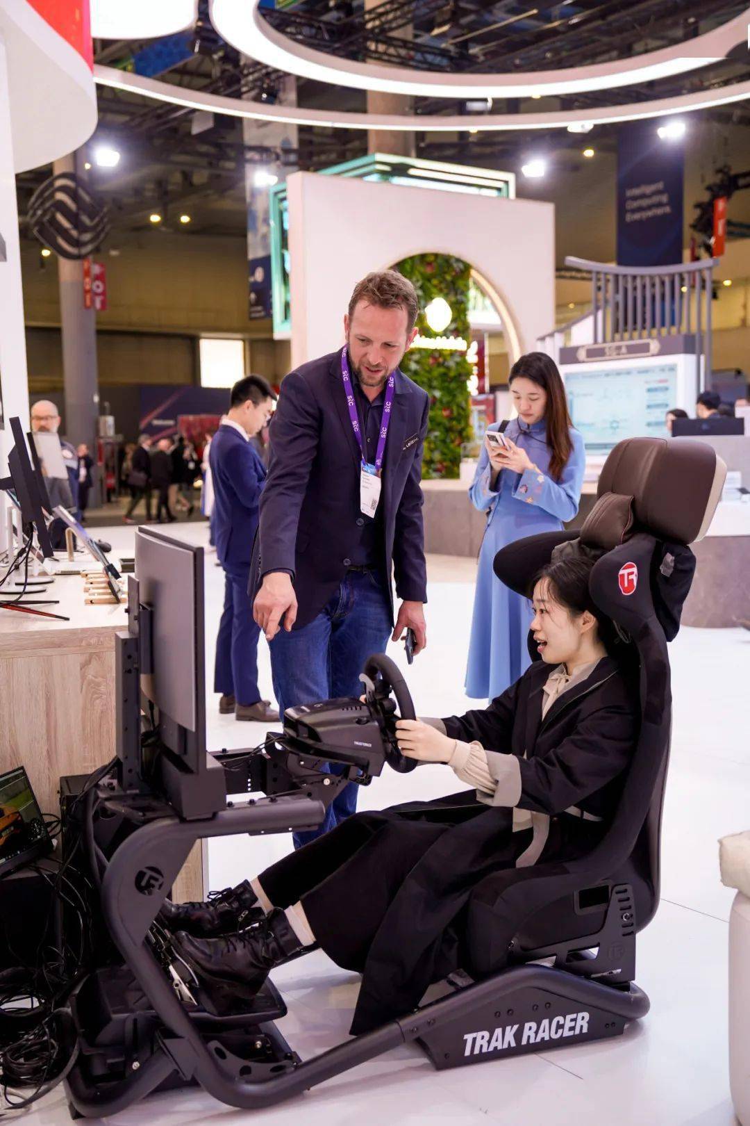 在2023年的mwc展会上,中国移动董事长杨杰的"比特数智人"形象精彩亮相