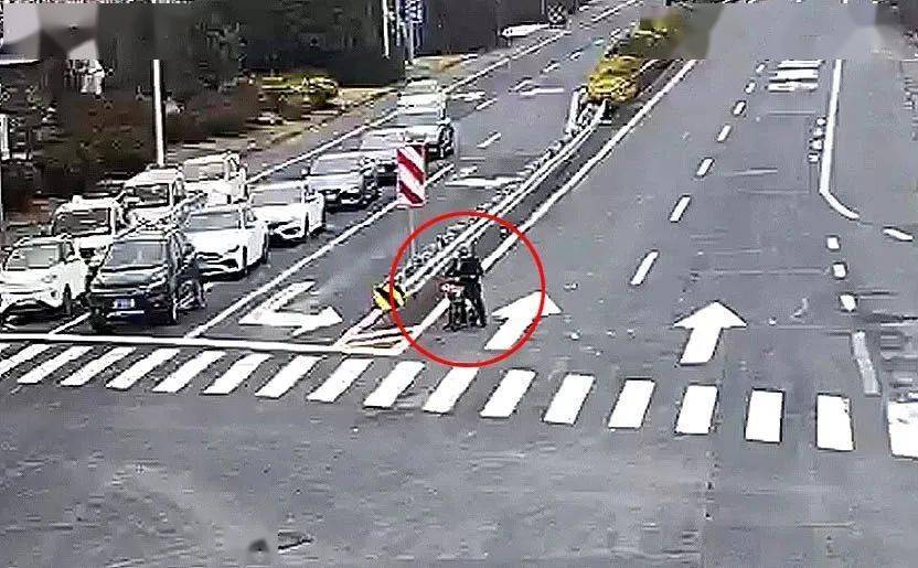 海安一电动车逆向行驶和无视交规,结果被撞了._头盔_自行车_机动车