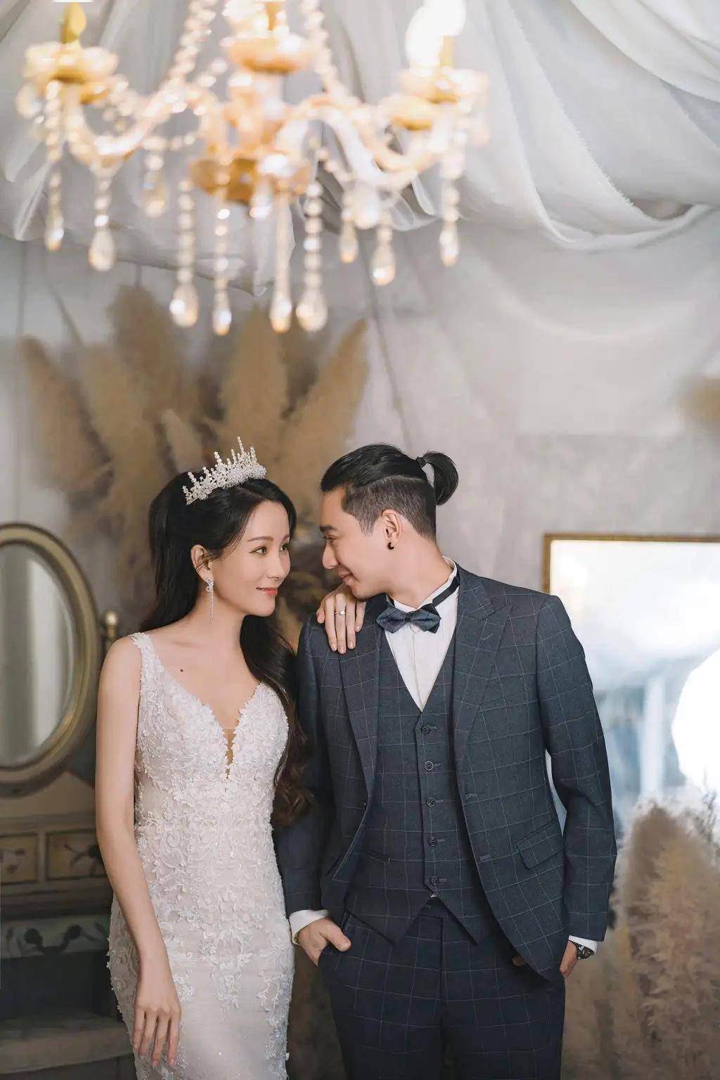 香港性感女星文凯玲开心晒婚照!