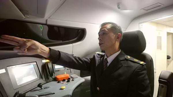 等特殊地段,时速还必须降低到5公里以内,极大考验地勤司机的驾驶技术