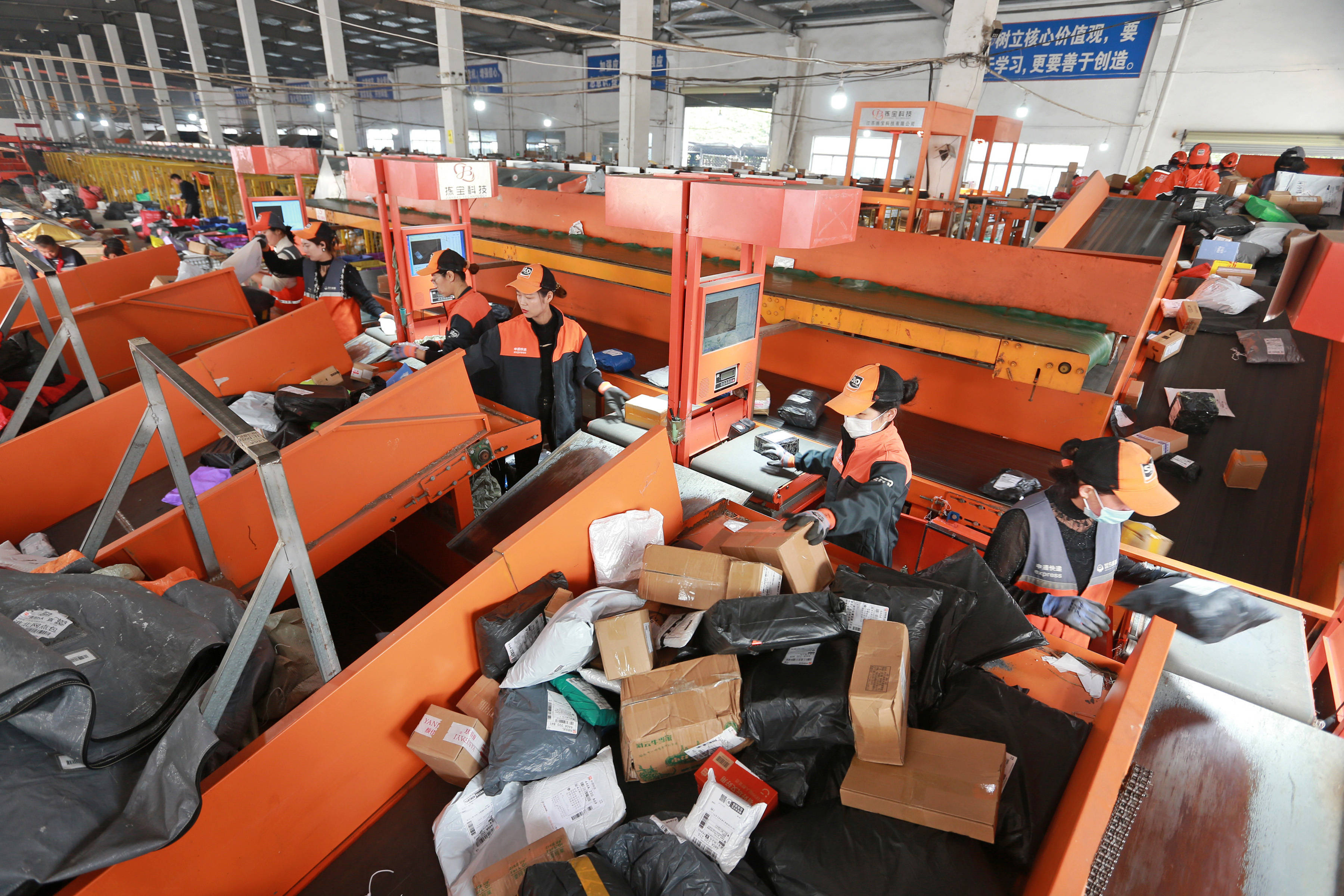 中国快递行业业务量连续10年位居世界第一