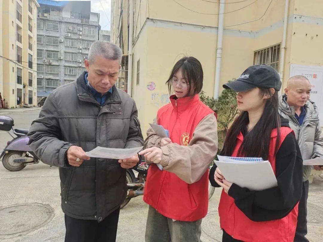 韦丽娟(中间)5覃秀娟实践单位:柳城县沙埔镇人民政府通过参与寒假社会