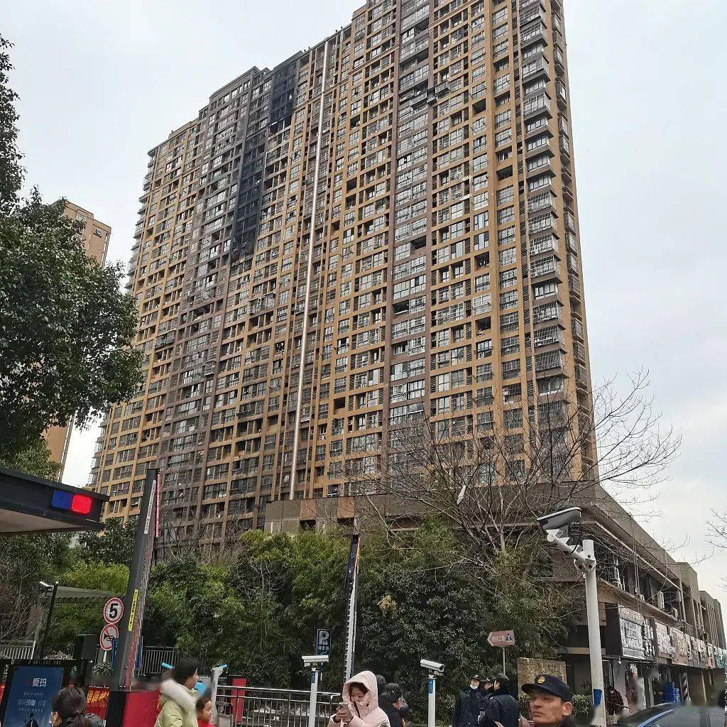 央媒追问:南京居民楼火灾为何伤亡严重?_西苑_采光_电动车