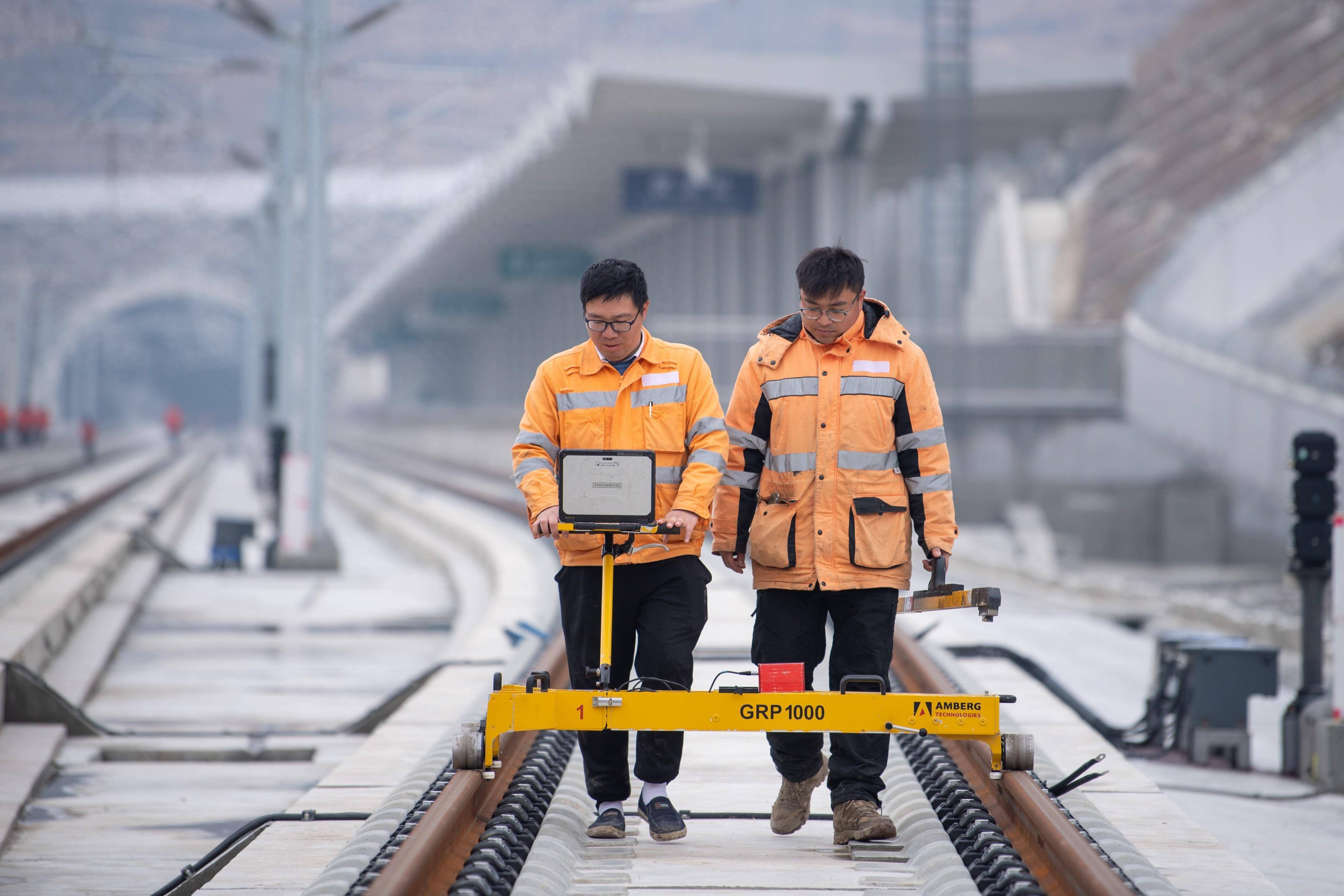 铁路"精调师"保障杭温铁路顺畅开通_新华社_作业_轨道