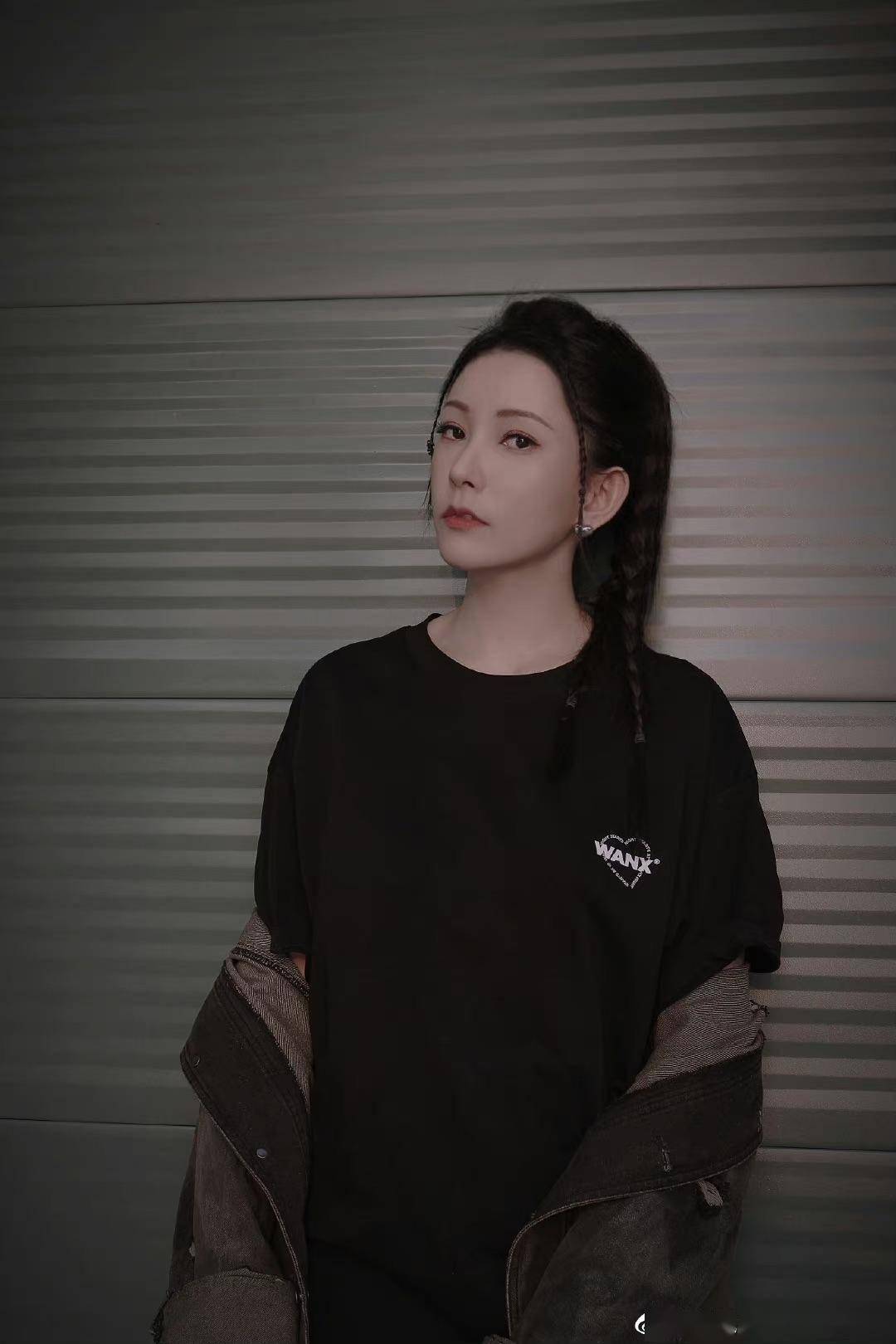 香港性感女星文凯玲开心晒婚照!三寸事业线抢镜,婚礼下月中举行_未婚