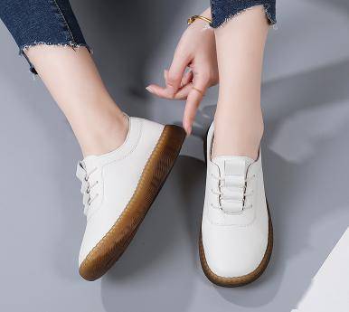 它的鞋面用的是牛二层皮,面料柔软亲肤,鞋底采用的是牛筋鞋底,足够有