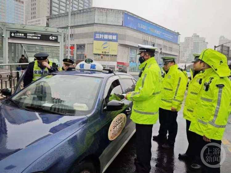 铁路上海站地区管委办牵头组织协调交通执法,公安交警等执法力量,会