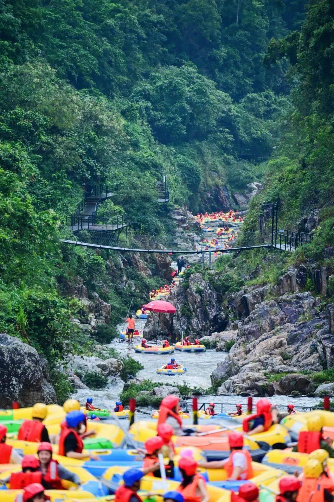 五指山红峡谷文化旅游区的漂流绝对榜上有名.
