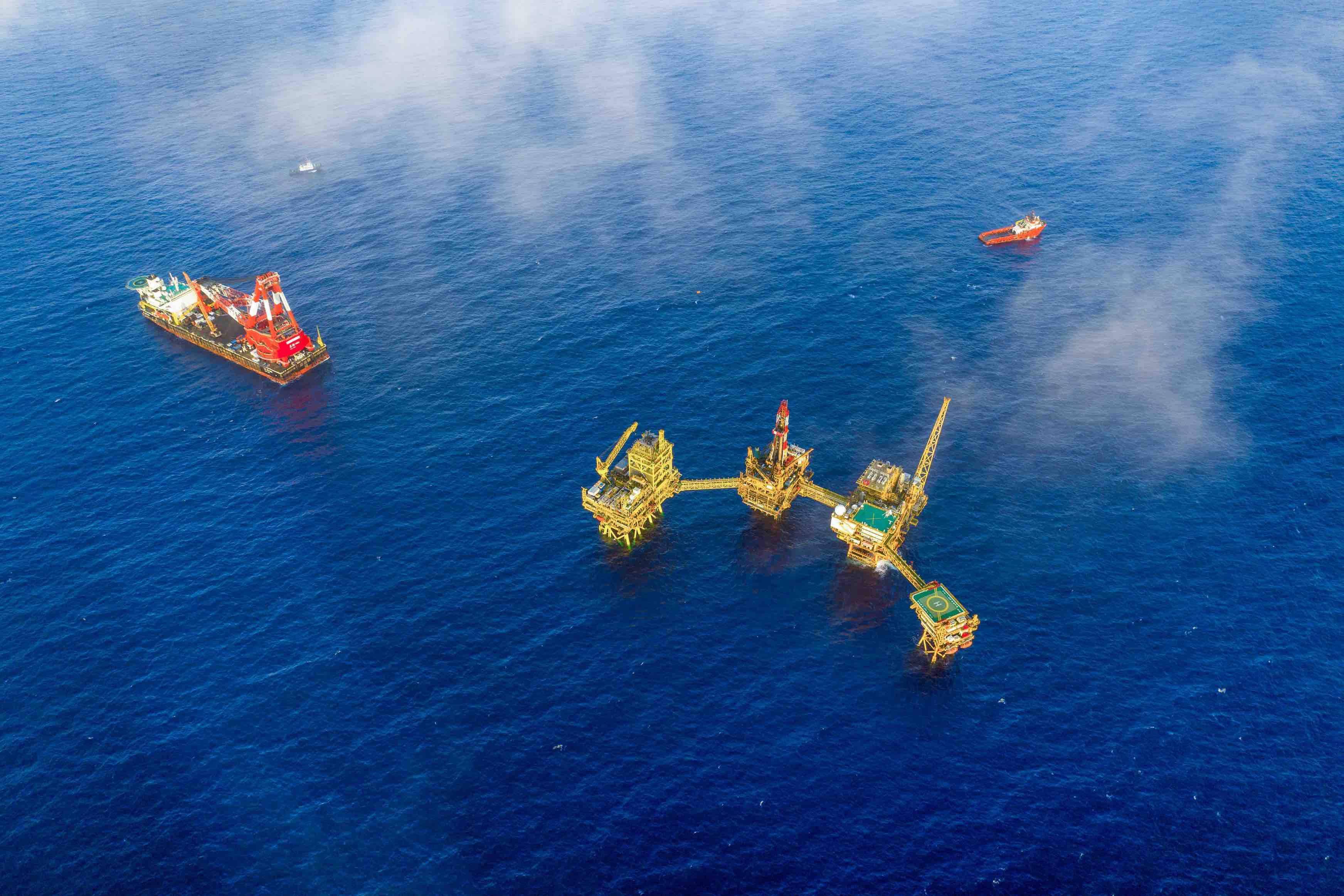 "深海一号"二期工程综合处理平台位于距离三亚市约90公里的海南崖城