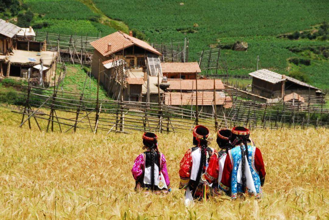 扎尕那位于甘肃省甘南藏族自治州迭部县益哇乡,扎尕那是藏语,意为"石