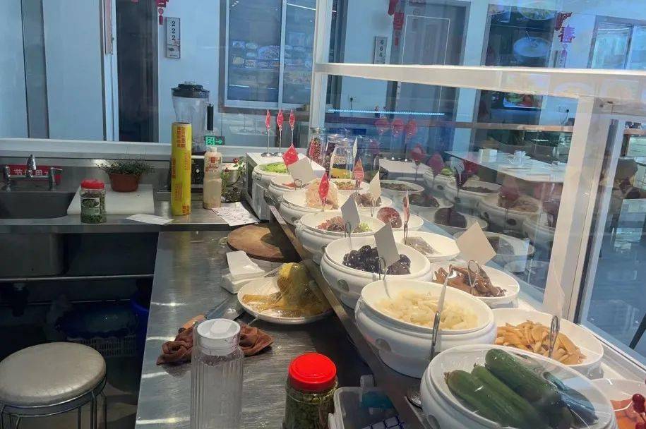 整改后整改情况:冷食类食品已加贴标签;冷菜间内规范加工直接入口食品