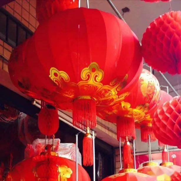 可叹时光如逝水,去也勿勿.回首己成翁,老背微弓,云收雾散看苍松.