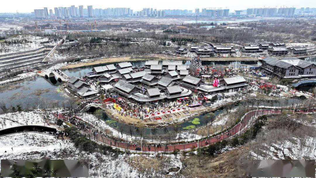 贾鲁水镇位于西三环贾鲁河畔的明伦岛之上,它作为整个贾鲁河水系综合