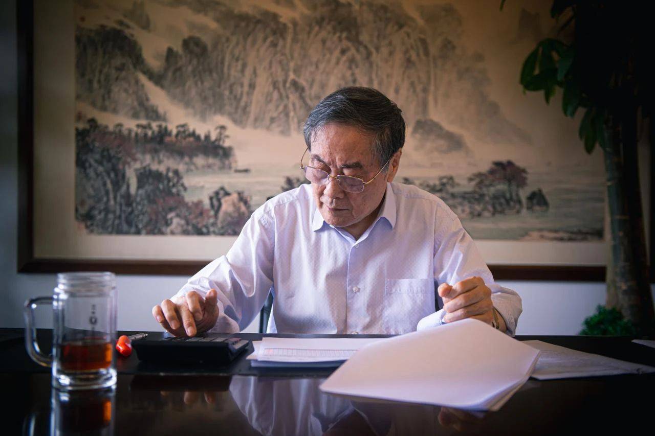 宗庆后在娃哈哈集团总部老大楼的办公室内办公(2022年6月6日摄).