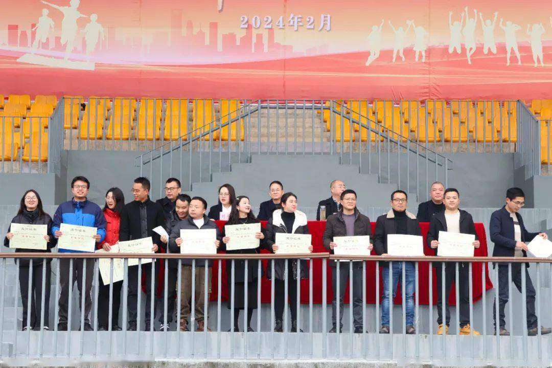 副校长蔡旭平宣读2023年秋期期末考试优胜班级,奖学金学生名单,并组织