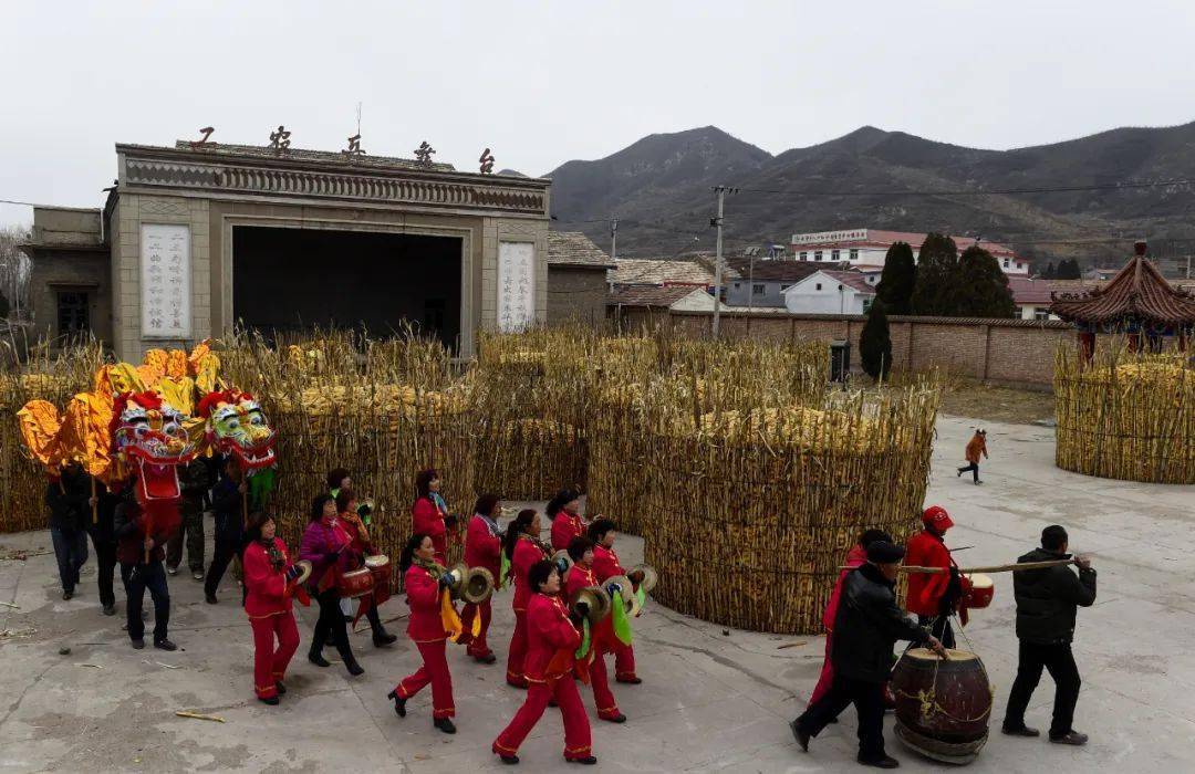 《庆丰收》 王孝邦 摄《群英会》 李建平 摄《双龙汇》 杨新明 摄《舞