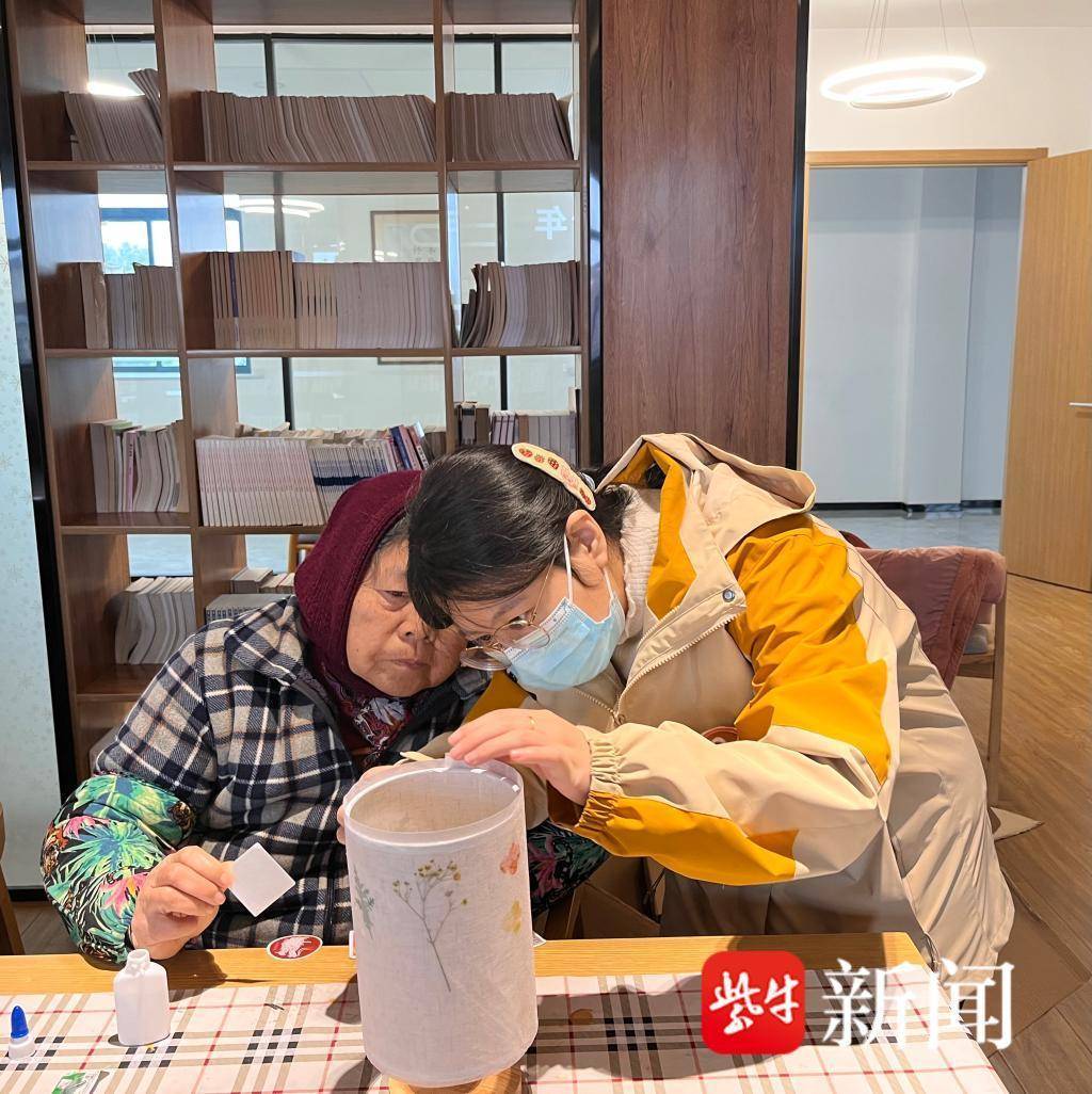 苏州相城黄桥街道举办元宵节主题活动_老人_台灯