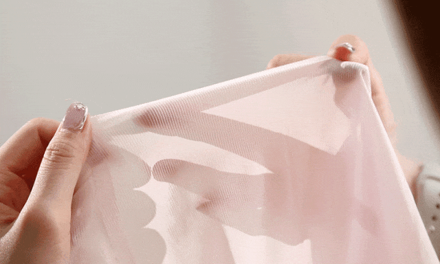 果壳实拍罗纹肌理的凉感细纱,轻薄得像是一张纸,仿佛稍微用力就会把它