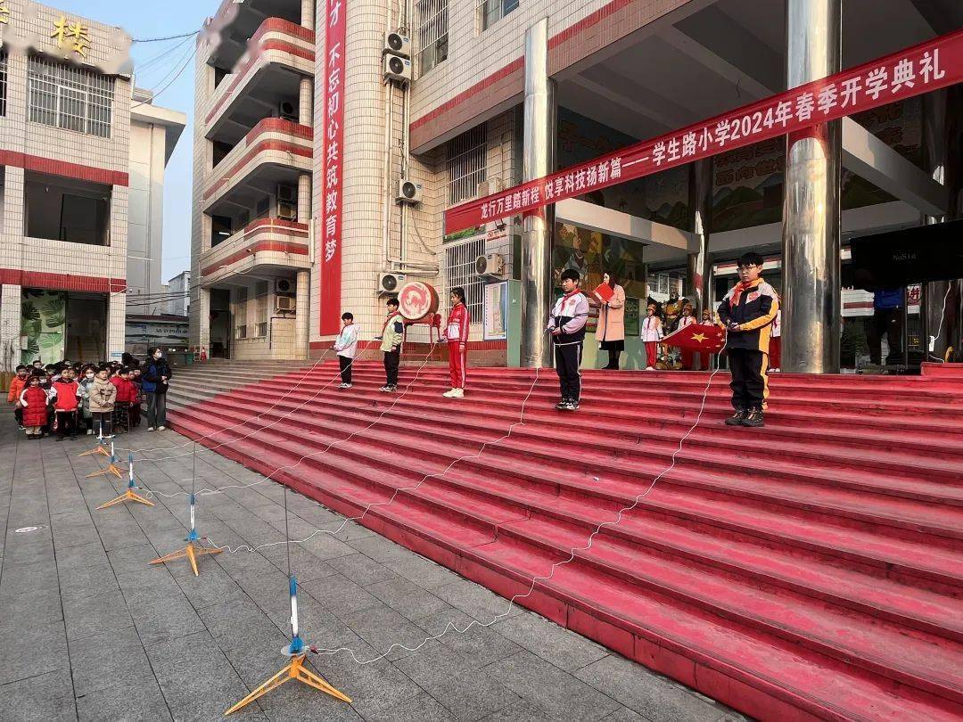 "大黄峰"迎宾,无人机表演……焦作市解放区科技盛宴开启新学年_科普