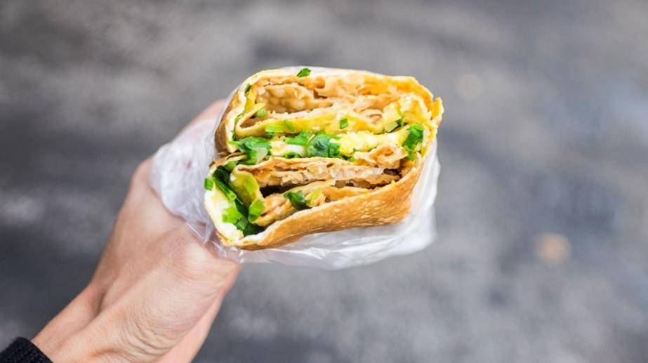 绿豆和鸡蛋制成的面饼,包上馃子(油条)或者馃篦儿(薄脆),配以面酱,葱