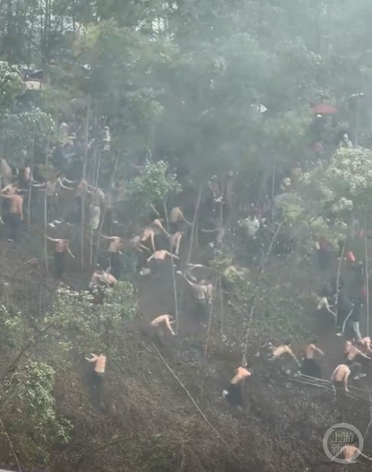 广西多名赤身男子陡坡滚落"抢花炮",当地回应:百年民