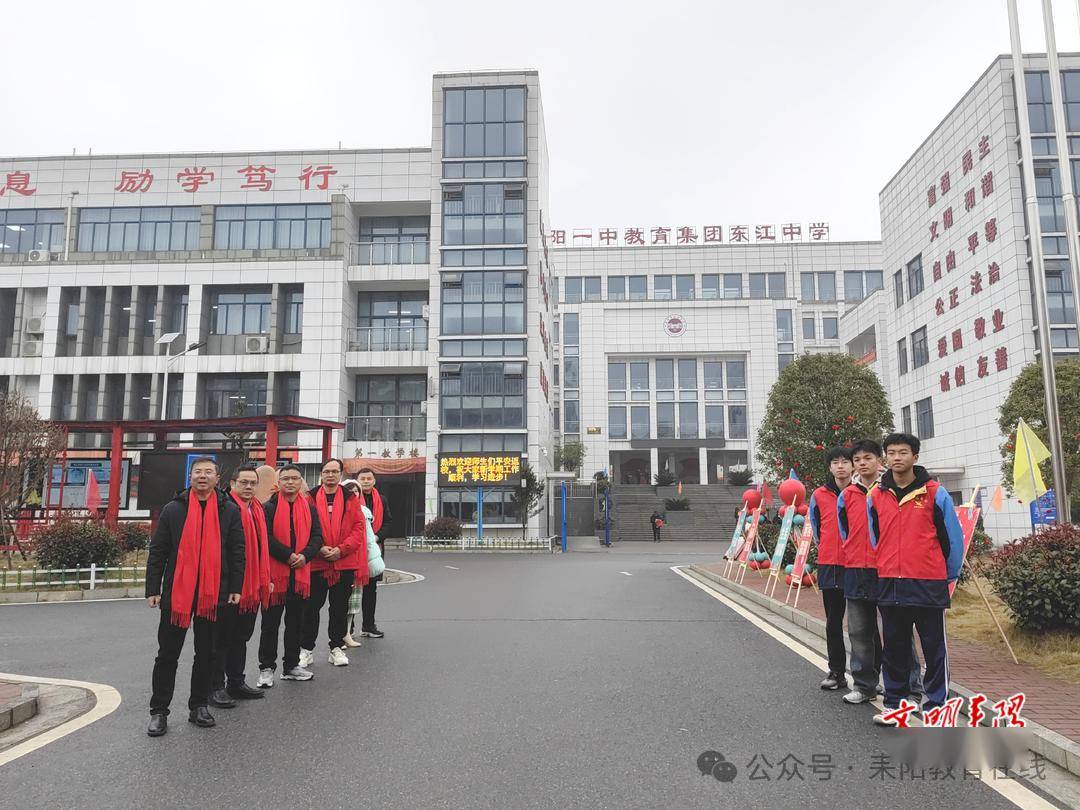 为保障顺利开学,东江中学提前安排,组织部分党员教师及学生志愿者,将