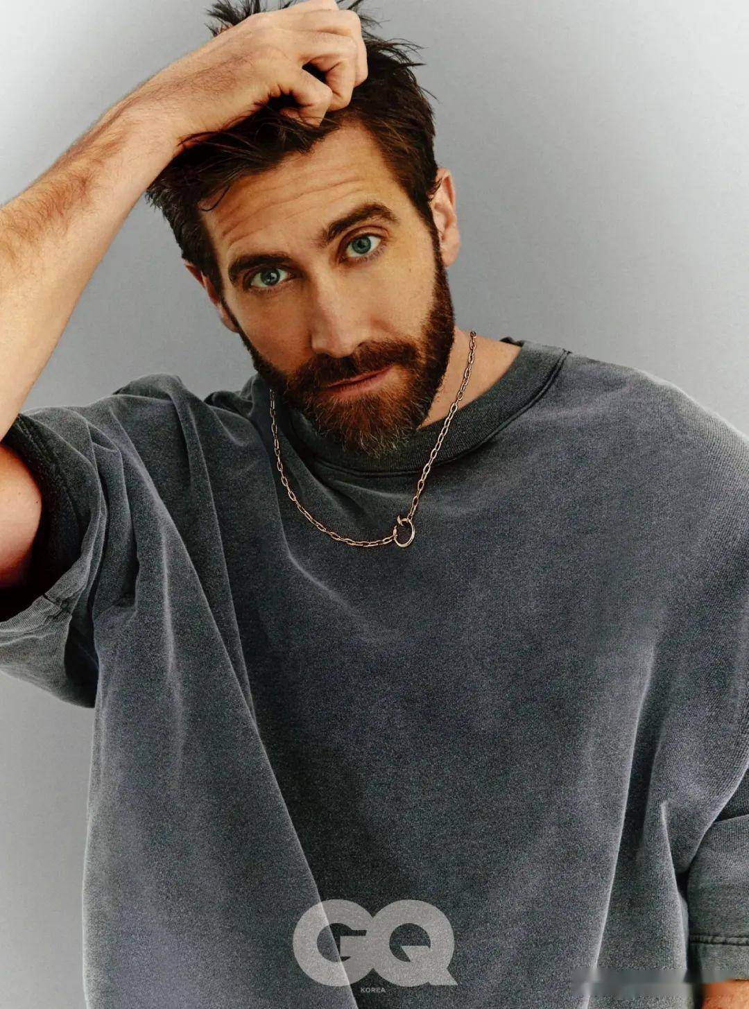 男星杰克·吉伦哈尔《gq》封面大片,碧蓝双眸浓密胡茬