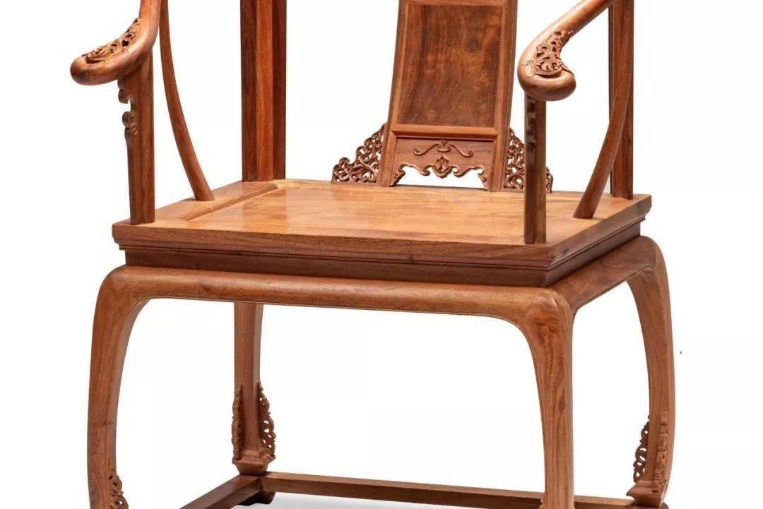 皇宫椅的制作要求较为严格,必须全部榫接结构,环环相扣.