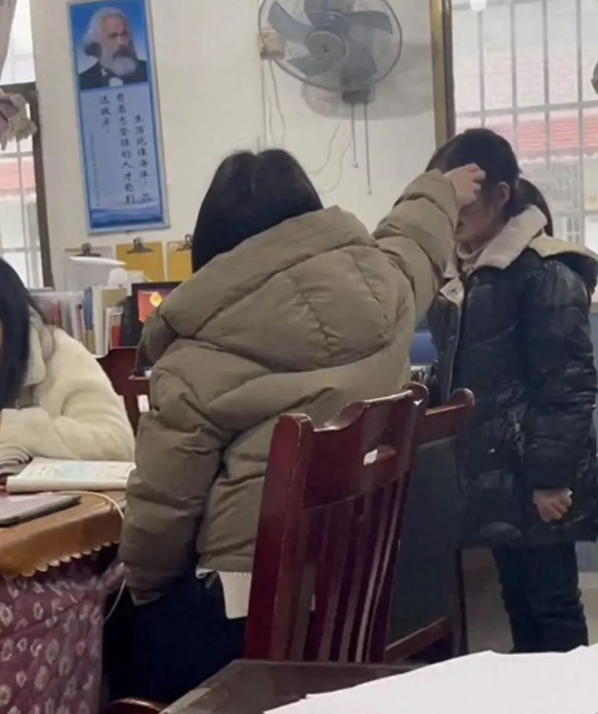 有网友称,该女教师为湖南省湘潭市湘乡市栗山镇一所学校的教师