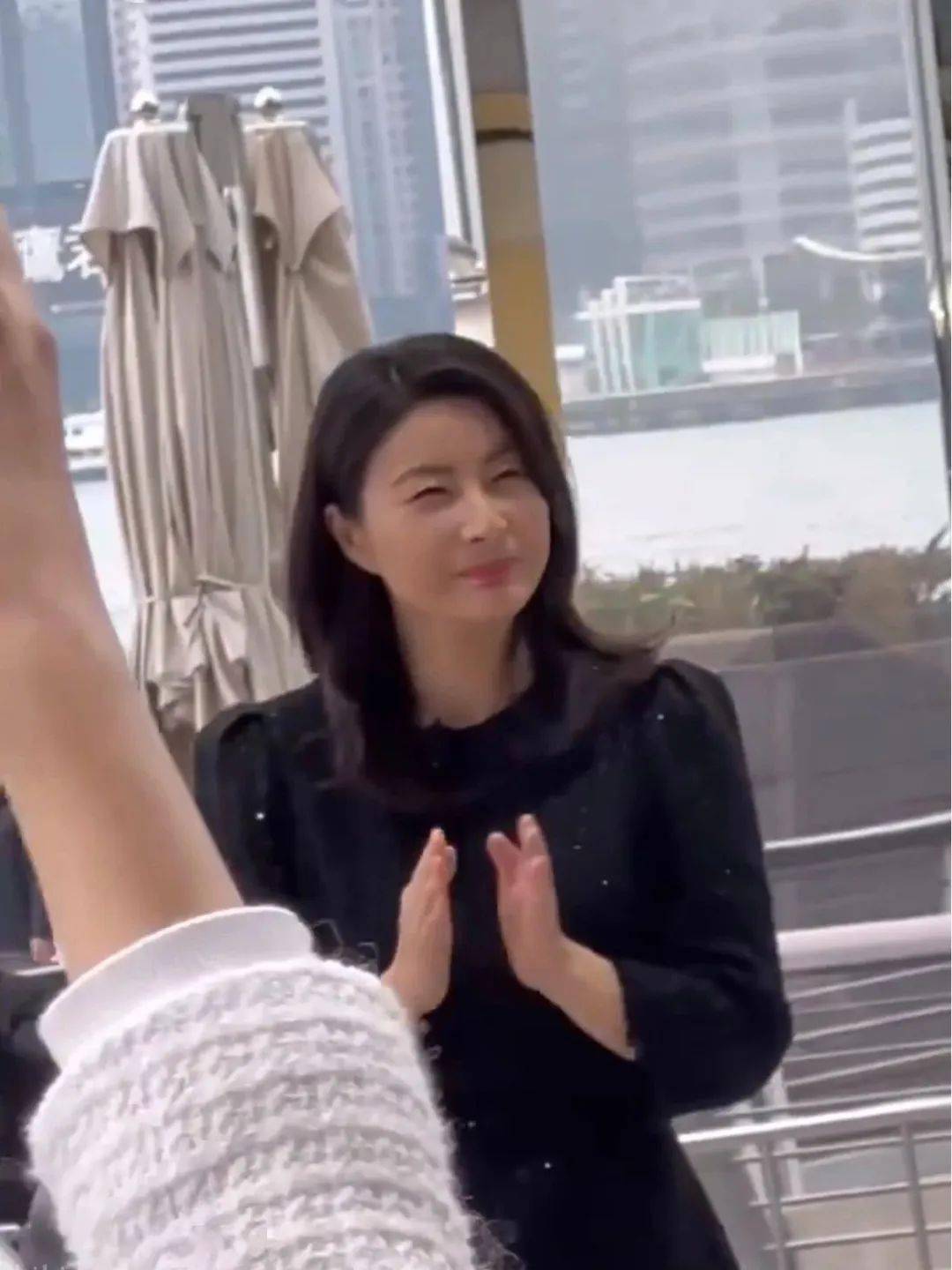 章泽天伦敦生活照走红背后:二胎一年,财富惊人_因为_情商_智商