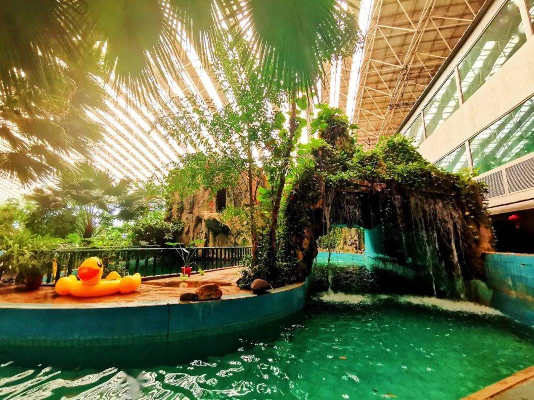 神堪澡雪,抚景兴无穷小汤山是京北重镇,因此处山丘较小,山麓有温泉