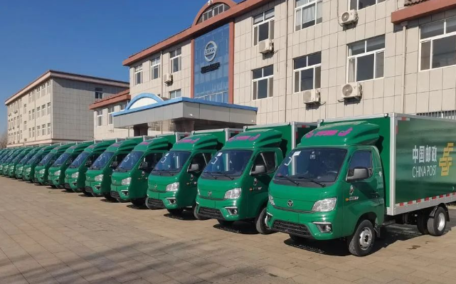 走进北汽福田汽车股份有限公司潍坊诸城厂区生产车间,工作人员正在