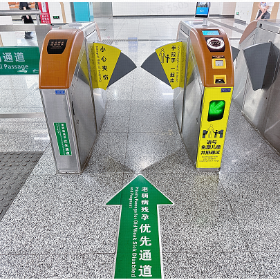 成都地铁站的无障碍电梯在哪里,请看→