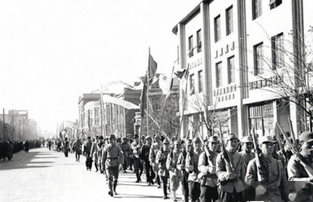 值得一提的是,当时苏军还将日本驻沈关东军最大的武器库交给八路军看