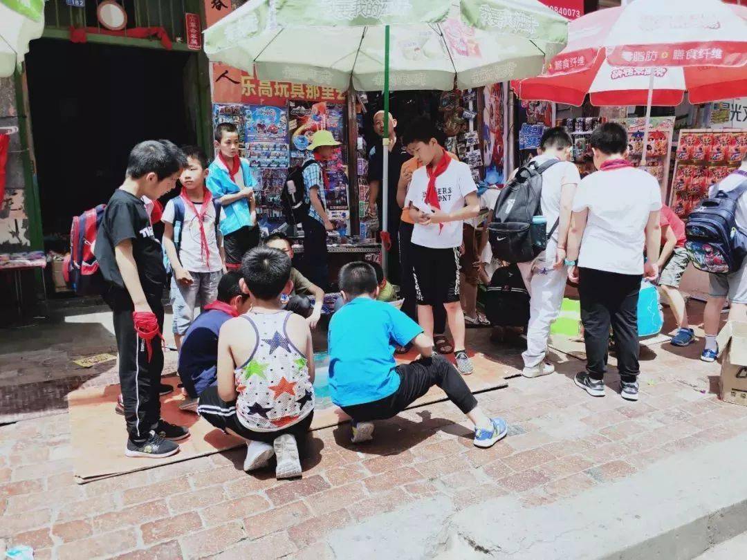 早上都蜂拥而至,有骑三轮电动车的,有脚蹬三轮车的,有拉架子车的,有推