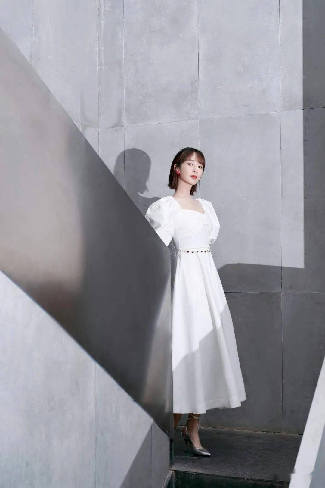 杨紫一改往日形象,白色连衣裙演绎清纯甜美,"小猴紫"气质真好_女生