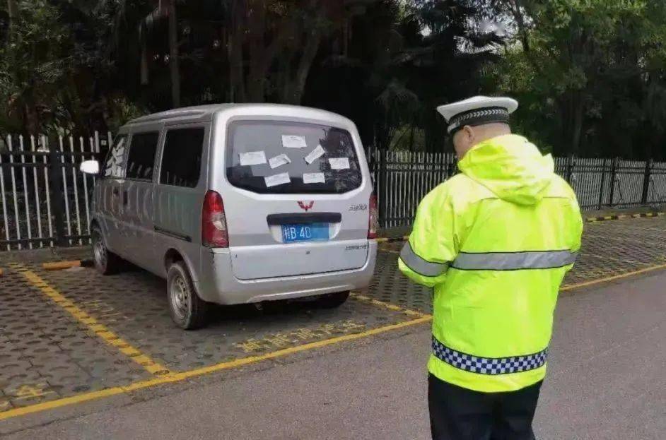 车辆停放在与准停车型不符的停车泊位的;3在限时停车泊位不允许停放的