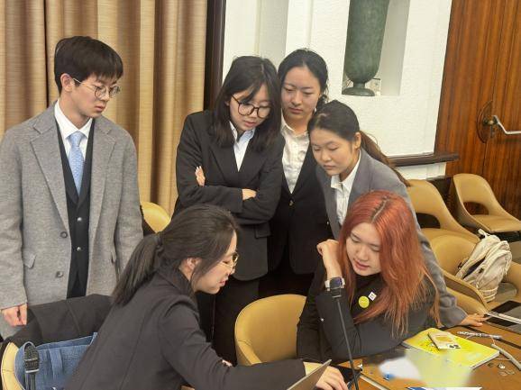 在由联合国协会世界联合会(wfuna)官员polina主持的角色扮演会议中,我