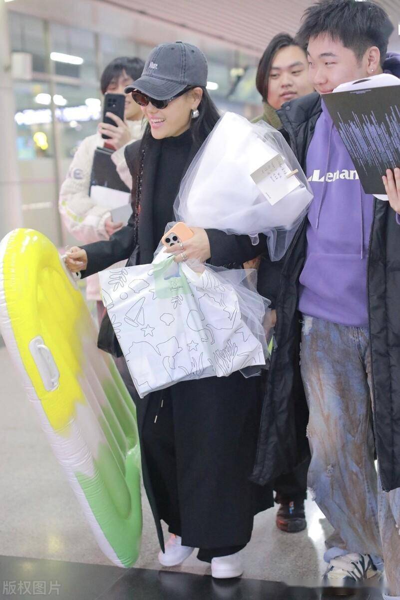 袁娅维抵达长沙录制浪姐5,遇粉丝送划艇应援物_机场_全黑_心情