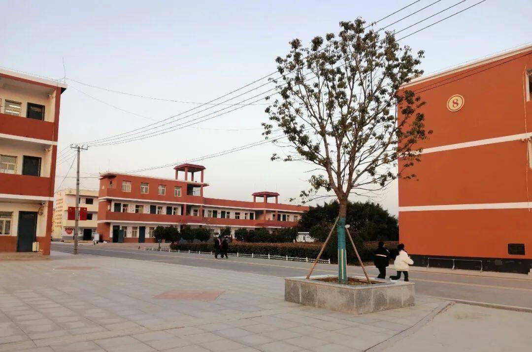 (图片来源:灵璧县韦集初级中学刘升)因为爱,童年不再寂寞,因为爱,童心