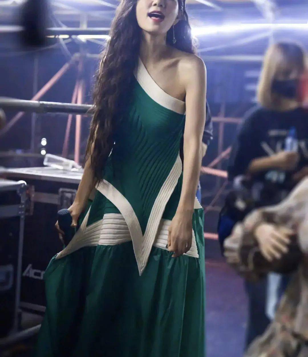 ella陈嘉桦在家做luo体运动, 意外遭7岁儿子看到不满劝说!_行为_公司_