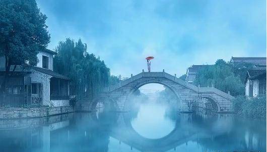 喜欢在静谧的夜晚,看花好月圆,心动与想念划过的一瞬间,满含深情的