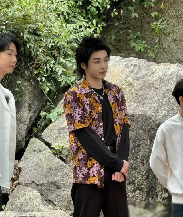 澳门偶遇华晨宇,本人长得不帅,头发也很奇怪,但是粉丝很多人气_音乐